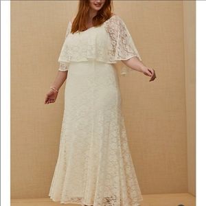 NWT TORRID IVORY LACE CAPELET WEDDING GOWN